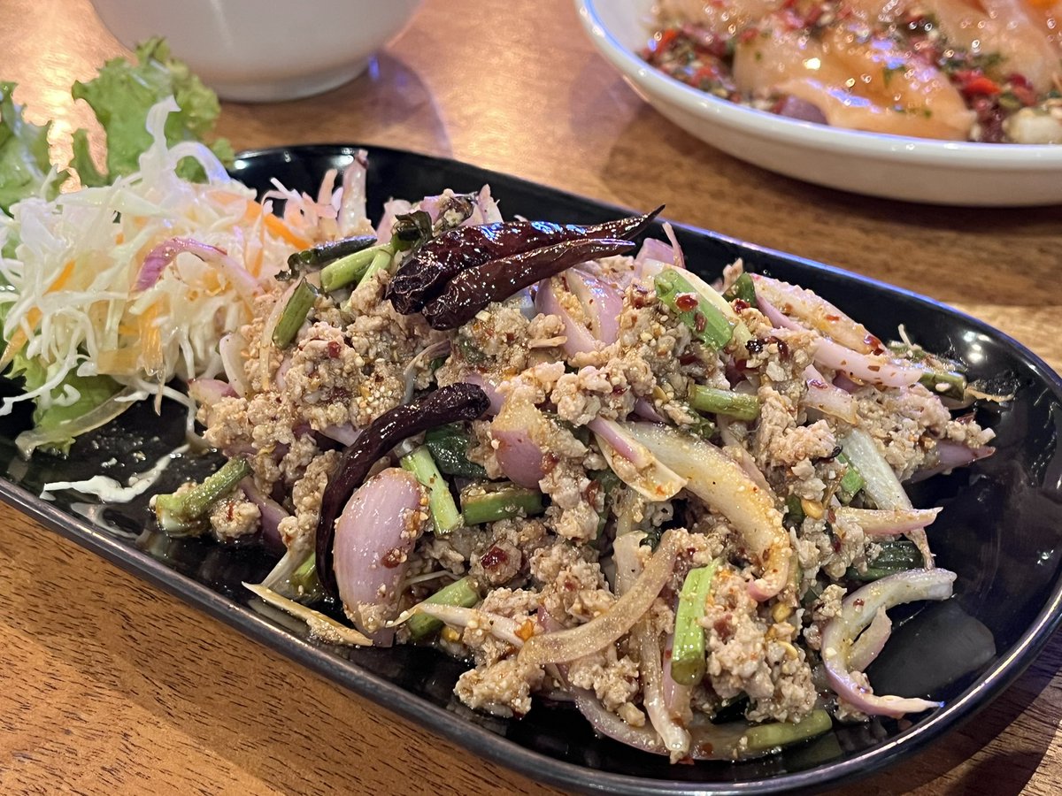 sirichai_poll's tweet photo. จริงๆ เราสั่งเยอะกว่านี้นะ ลาบหมู ต้มแซ่บกระดูกอ่อน ข้าวผัดทะเล ยำแซลมอทรงเครื่อง อันนี้เค้าใส่มันแกวมาด้วย อร่อยนะ เบรครสชาติได้ดีเลย แม่ครัวมือหนัก จัดเต็มทุกรส แซ๊บลืมบ้านเลย
 
📍ลำภูรา คาเฟ่ (ติดสะพานข้ามคลองลำภูรา) อ.ห้วยยอด จ.ตรัง https://t.co/yMwnoFd2b2