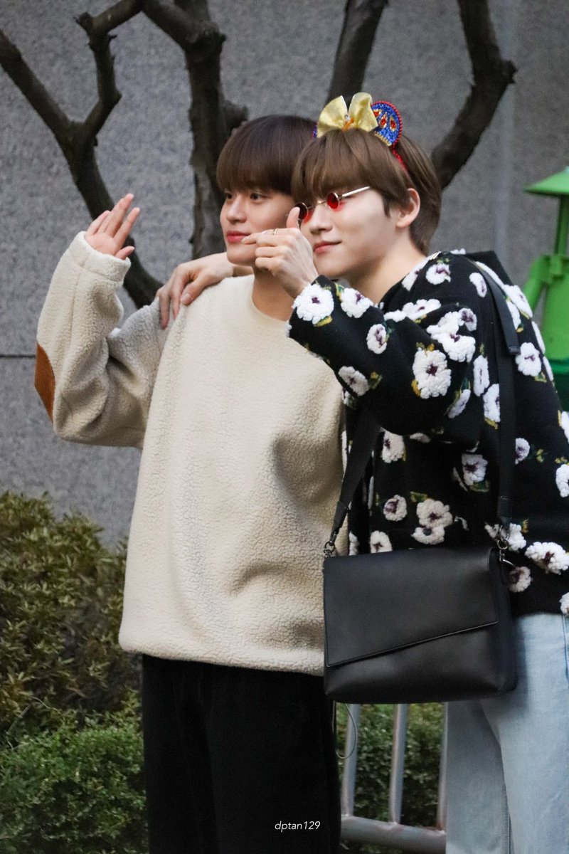 dptan129's tweet photo. 221014 뮤직방크 출근

막내가 귀여운 형😂

#휘웅

#이대휘    #LEEDAEHWI   #전웅   #JEONWOONG
#AB6IX     #에이비식스  #뮤직방크
 #musicbank https://t.co/XOsjiwdcfd