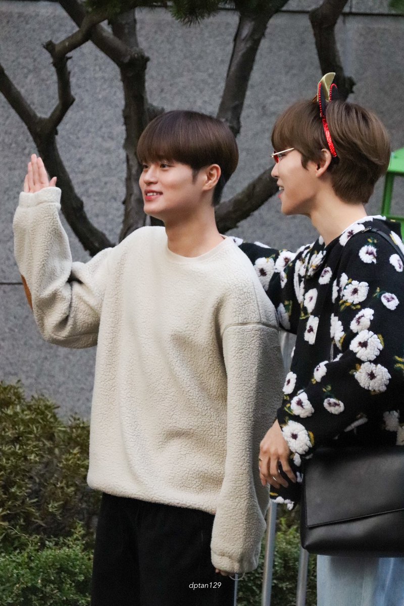 dptan129's tweet photo. 221014 뮤직방크 출근

막내가 귀여운 형😂

#휘웅

#이대휘    #LEEDAEHWI   #전웅   #JEONWOONG
#AB6IX     #에이비식스  #뮤직방크
 #musicbank https://t.co/XOsjiwdcfd