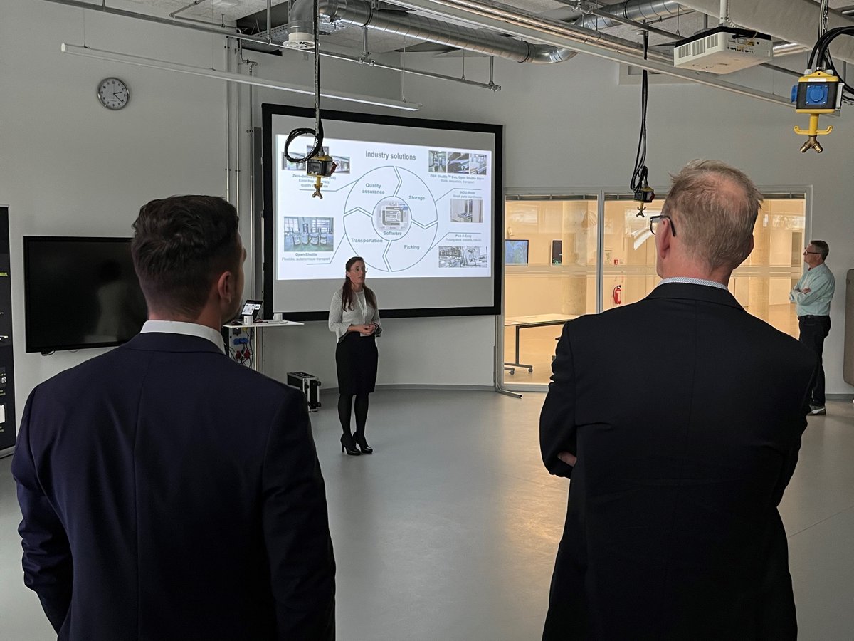 KNAPP_AG_de's tweet image. The stage was set for us yesterday at Siemens Supplier Day. The top 25 suppliers of Siemens were invited. We presented our Open Shuttle Fork. Afterwards we were available for questions at our booth. #makingcomplexitysimple #weareknapp #siemens #openshuttle #amr #agv #aiv #pallet