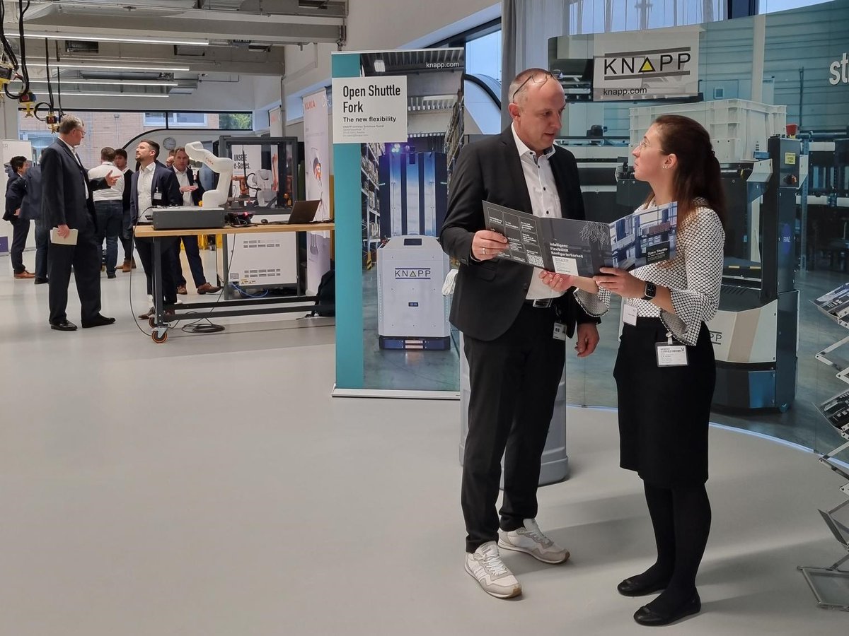 KNAPP_AG_de's tweet image. The stage was set for us yesterday at Siemens Supplier Day. The top 25 suppliers of Siemens were invited. We presented our Open Shuttle Fork. Afterwards we were available for questions at our booth. #makingcomplexitysimple #weareknapp #siemens #openshuttle #amr #agv #aiv #pallet