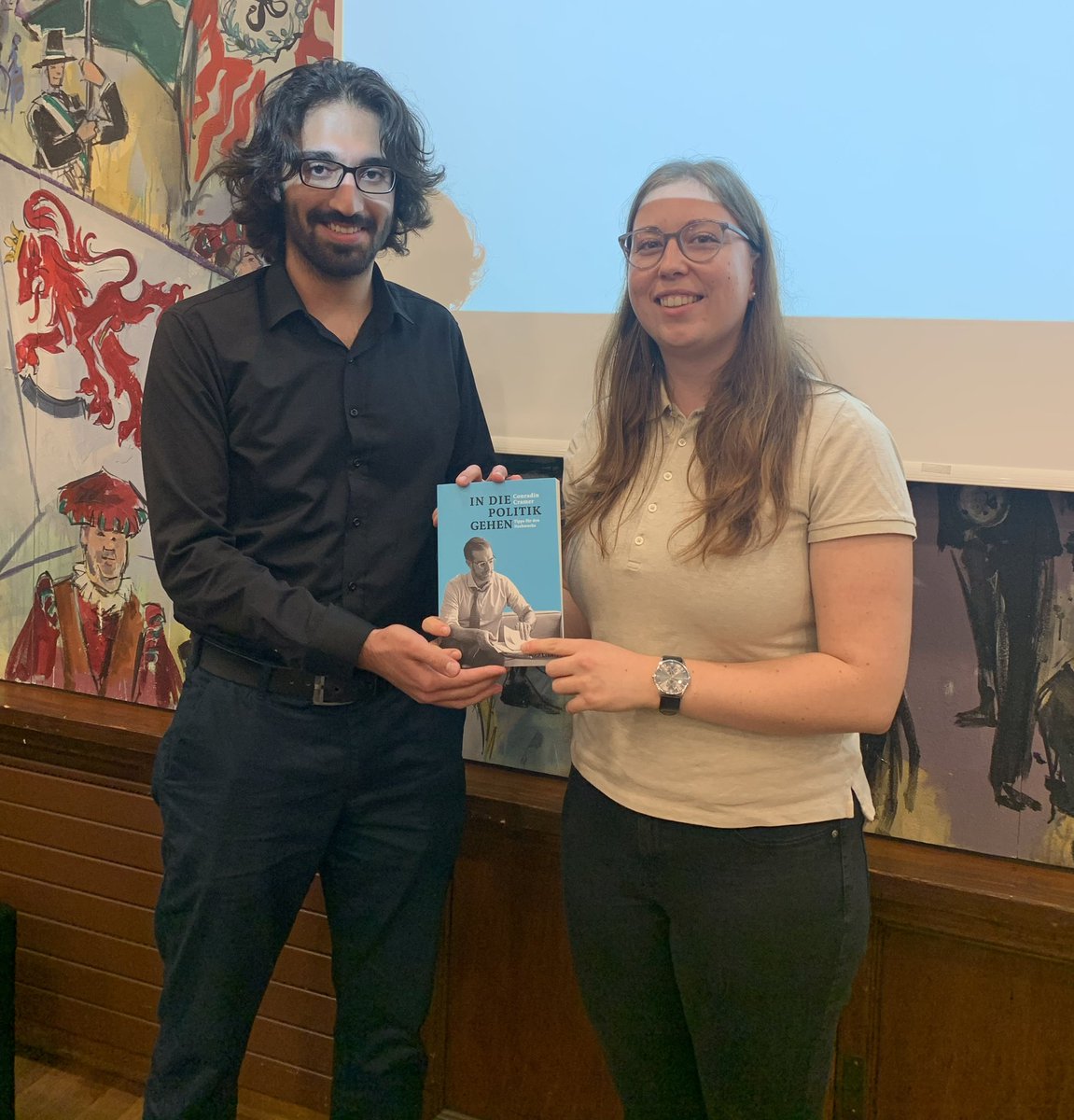 Nach 4 Jahren im Amt bin ich an der gestrigen #GV der <a href="/jglpBLBS/">jglp beider Basel</a> als Präsidentin zurückgetreten. Es war eine unglaublich intensive Zeit mit unzähligen Höhepunkten und ich freue mich sehr, eine einzigartige Jungpartei an meinen Nachfolger Umut Gökbas übergeben zu dürfen.