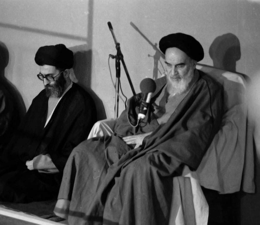 secretwinters's tweet photo. حکومت توتالیتر (تمامیت خواه) چیست؟
نوعی حکومت که قصد دارد کنترلی کامل و همه جانبه روی زندگی همه شهروندان داشته باشد. حکومتی که سعی میکند با استفاده از اجبار و سرکوب و خفقان همه جوانب زندگی مردم را آنطور که میخواهد شکل دهد.
ادامه 👇🏽 https://t.co/3CsfcN5tCa