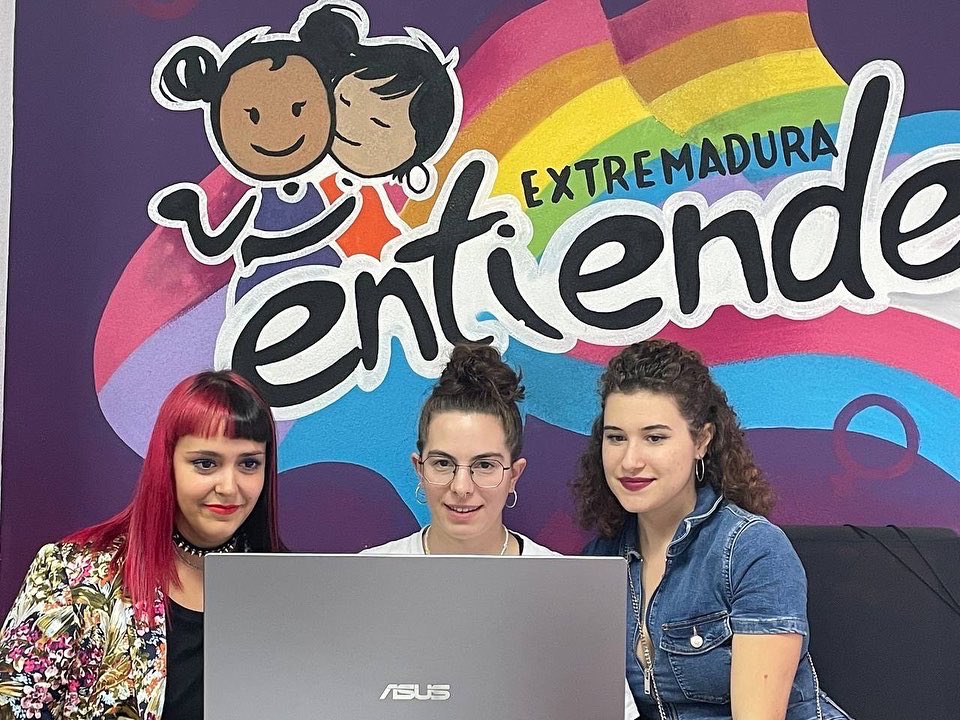 🌈 Muchas gracias a todas las personas que asistieron ayer a la proyección de cortos finalistas del VI Certamen de Cortos La Culta <a href="/FELGTBI/">Federación Estatal LGTBI+</a> y en especial a <a href="/LauraHeristone/">Heristone</a> que vino a presentar su corto “Ceñida y Bollera”, qué lujazo teneros con nosotras! 💞