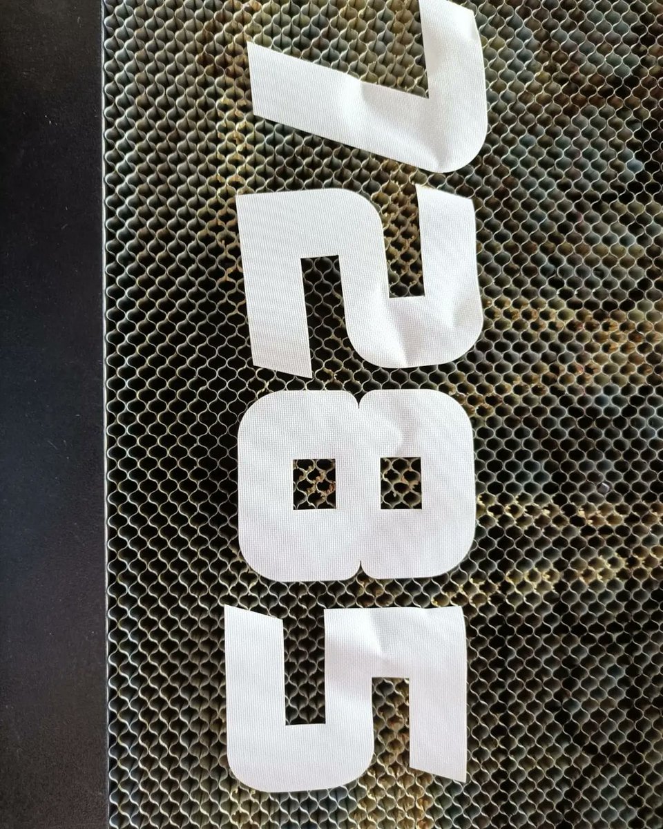 frcteam6948's tweet photo. Beşiktaş Rsports takımının bumper numaralarını kesiyoruz.FRC ruhu daima yardımlaşma.. https://t.co/Fy65FkFYod