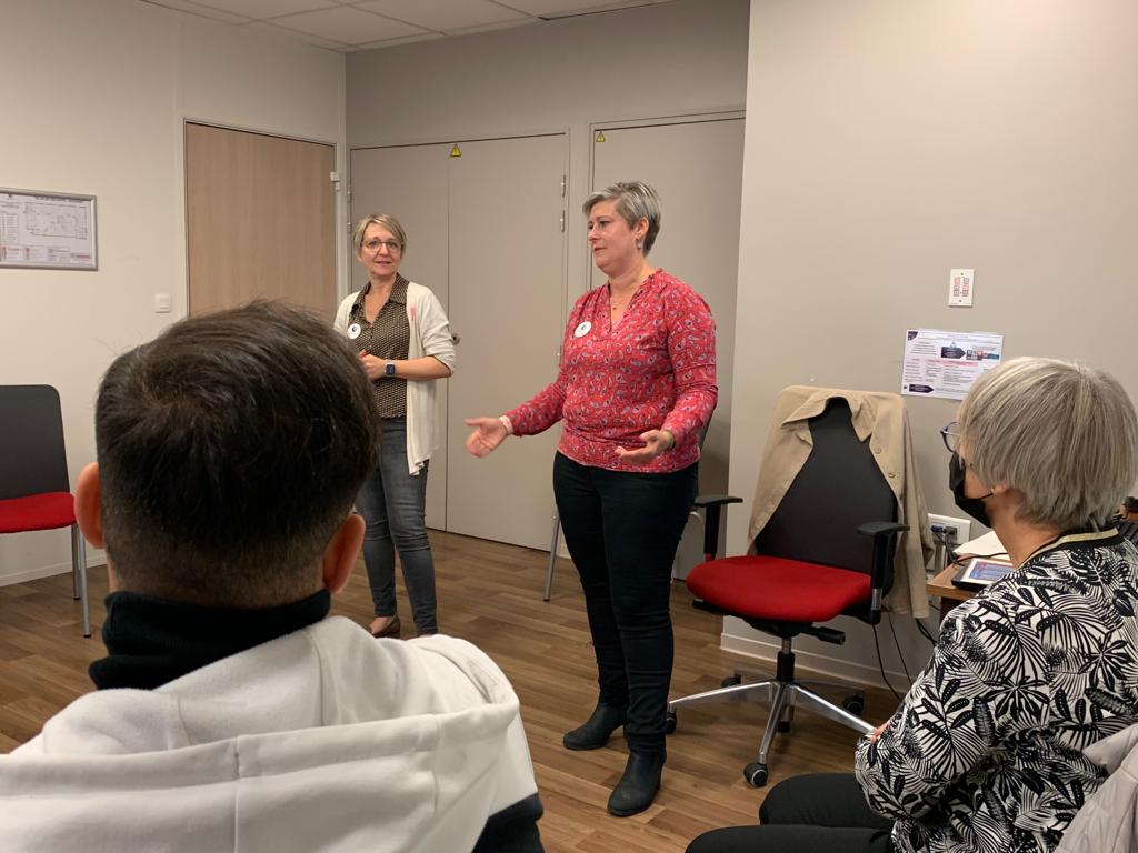 La visite se poursuit en rencontrant les animatrices e les candidats présents à l'atelier dédié aux métiers en tension
➡️dans l'atelier, Peggy &amp; Sandrine "embarquent" 🚀les candidats présents dans leur équipage au bénéfice des recruteurs des secteurs en tension🤝
#OnEstLàPourVous