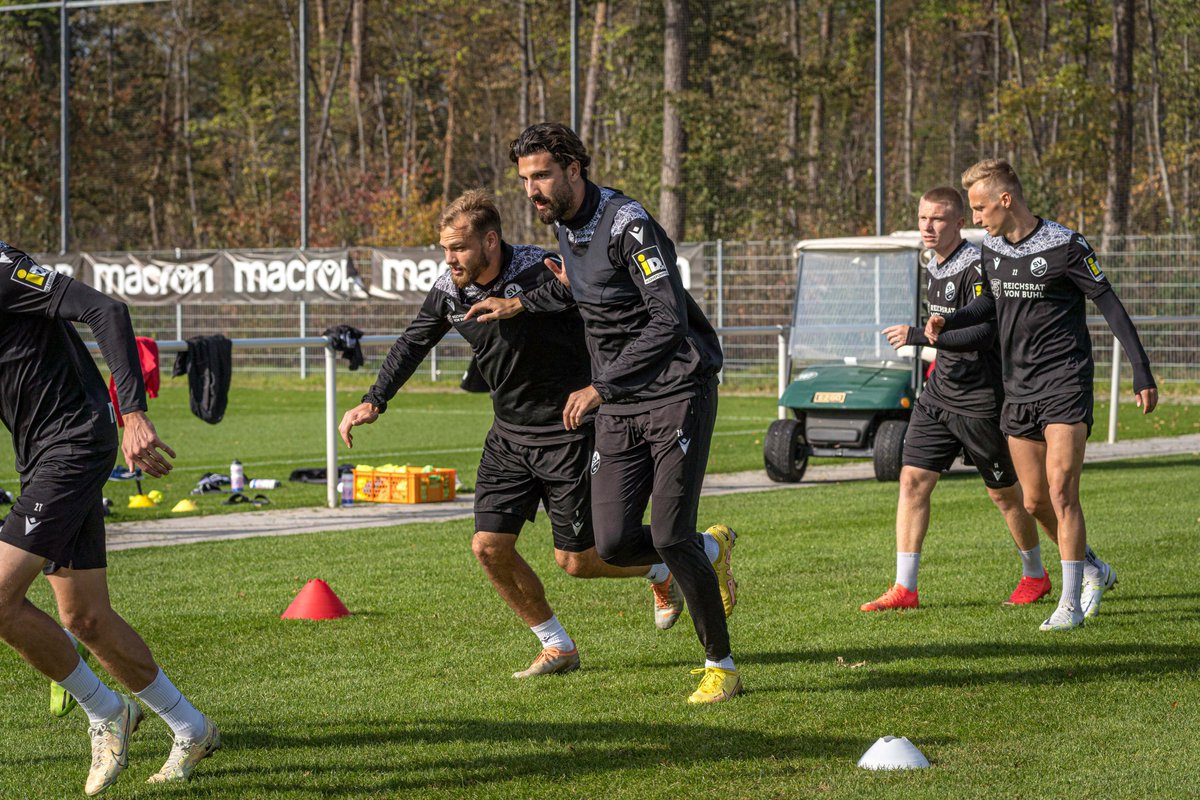 SV_Sandhausen's tweet photo. 🎙️ Alois #Schwartz: Kemal #Ademi ist auf einem guten Weg, er ist agiler im Training und macht seine Tore. Er wird uns auf jeden Fall helfen, ich hoffe auch relativ schnell. Matej #Pulkrab arbeitet viel, er hat einen sehr guten Charakter. Ich würde ihm ein Tor wünschen.
#SCPSVS https://t.co/qypFYyNn9E