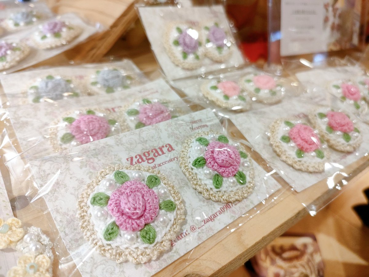 HMG_kokubunji's tweet photo. ❀#ハンドメイドガーデンズ ❀
#シャポー市川 1F みずのひろば
🫧10/14-19🫧
#HMGおすすめクリエイター
#zagara
かぎ編みでつくられたお花のアクセサリー🌼
ブローチは冬服のワンポイントにおすすめです❄✨
#hmg_cm #市川 #POPUP #ハンドメイドアクセサリー #かぎ編み https://t.co/7HtVlqNSYn