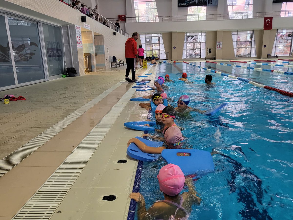 Yüzme öğrenmek istiyorsanız direkt suya dalın.Karada durduğunuz sürece, hiçbir düşünce size yardım edemez 🏊🏻‍♀️🏊🏼‍♂️ Kendinizi suyun serinliğine ve özgürlüğüne bırakacağınız havuzlarımız için 👇 📍 Beylikdüzü Gençlik ve Spor İlçe Müdürlüğü @kasapoglu @gencliksporbak