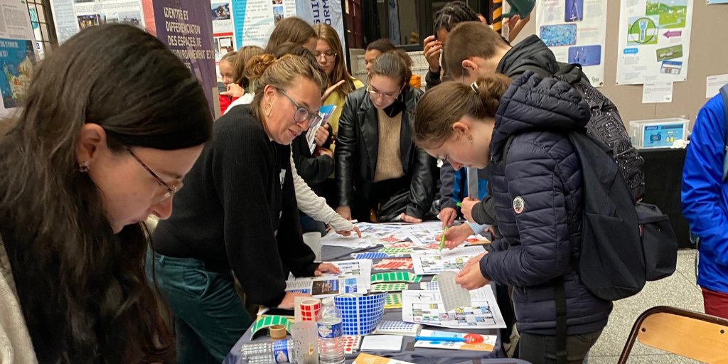 Univ_LeHavre's tweet photo. 🧪#FDS22
La village des Sciences accueille ses visiteurs depuis hier ! Stands, ateliers, expositions et rencontres avec les chercheurs de l'#ulhn à l'Hôtel de ville du Havre ! 
Infos et programme 👉 https://t.co/b3EWfbxChl https://t.co/B6VMU5uOYF