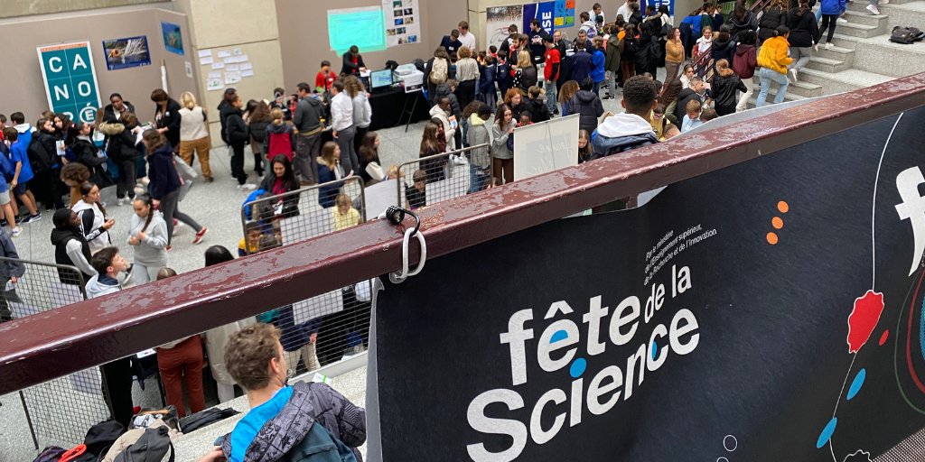 Univ_LeHavre's tweet photo. 🧪#FDS22
La village des Sciences accueille ses visiteurs depuis hier ! Stands, ateliers, expositions et rencontres avec les chercheurs de l'#ulhn à l'Hôtel de ville du Havre ! 
Infos et programme 👉 https://t.co/b3EWfbxChl https://t.co/B6VMU5uOYF