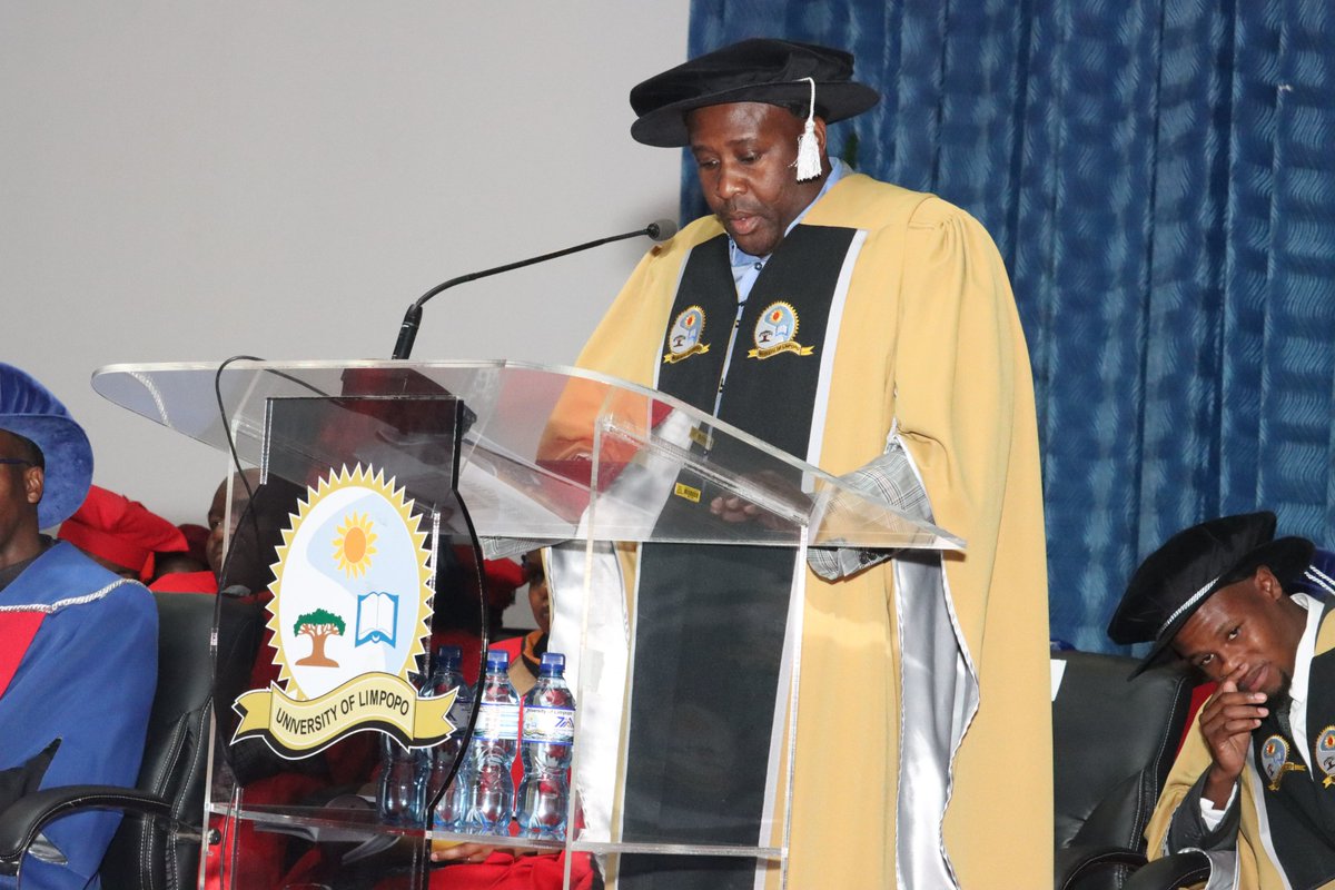 ULvarsity's tweet photo. Advocate Bongani Bongo, UL Alumni and Convocation President giving a congratulatory message at the 2022 Spring Graduation Ceremony.
#ULEvents2022 #ULGraduations2022 https://t.co/LQoTqgDwZ0
