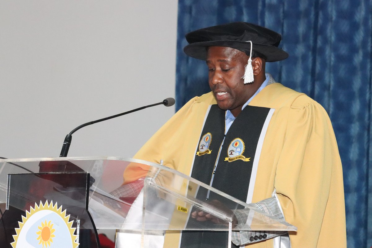 ULvarsity's tweet photo. Advocate Bongani Bongo, UL Alumni and Convocation President giving a congratulatory message at the 2022 Spring Graduation Ceremony.
#ULEvents2022 #ULGraduations2022 https://t.co/LQoTqgDwZ0