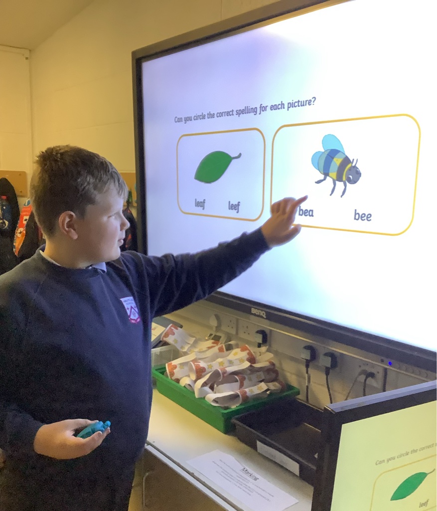 ALS_KS3's tweet photo. Madagascar class have been using the interactive whiteboard to support their phonics lessons. This week they have been learning about the 'ea' sound @AbbotsLeaSchool https://t.co/cvob3jbwRb