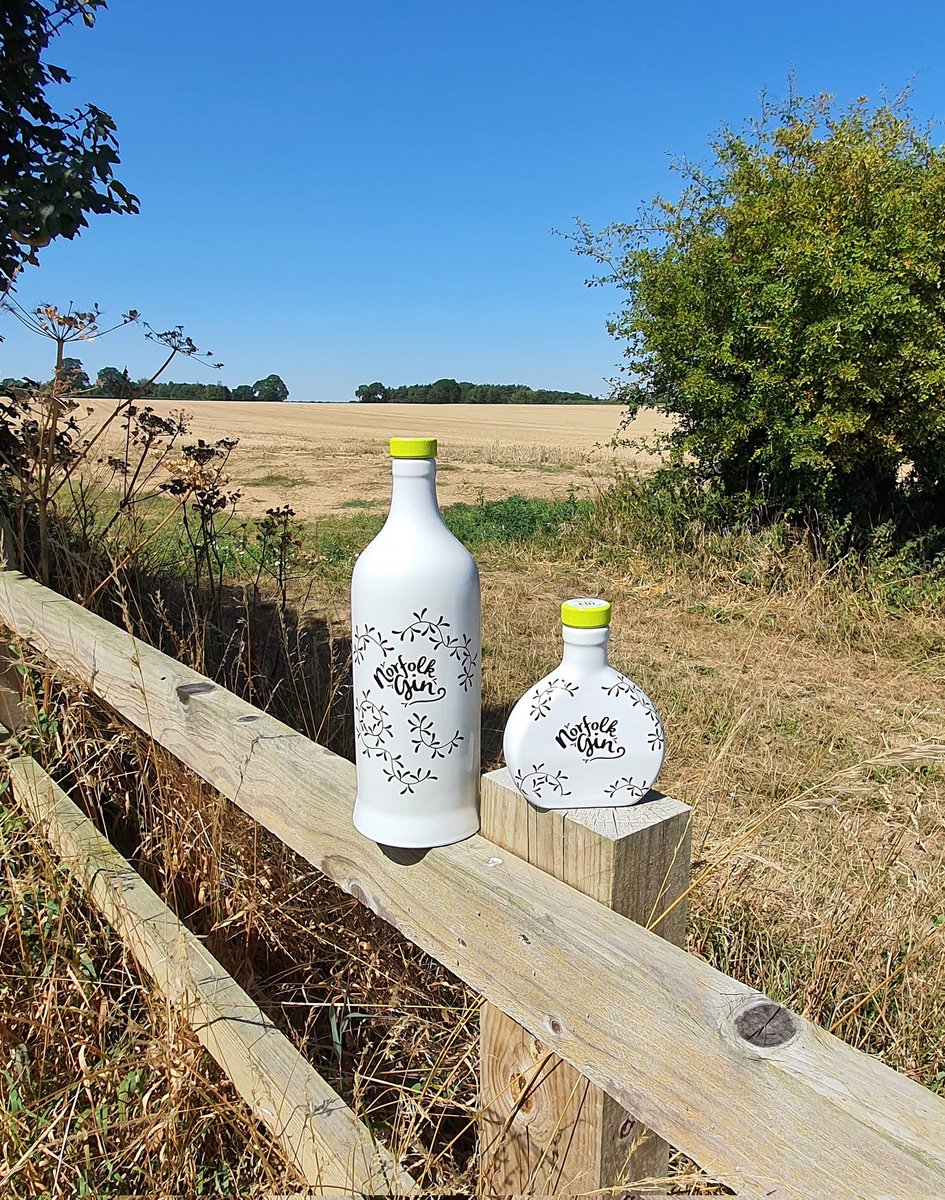 norfokgin's tweet photo. Our job is to to turn a clear odourless liquid into an exciting, gorgeous, aromatic gin.
To place it in beautiful bottles for you to enjoy.
All done on the premises while playing great records.
#lovemyjob #handmade #norfolkgin #ginmaker #gin #music
https://t.co/vG9hTOoILH https://t.co/WWSACoWCdg