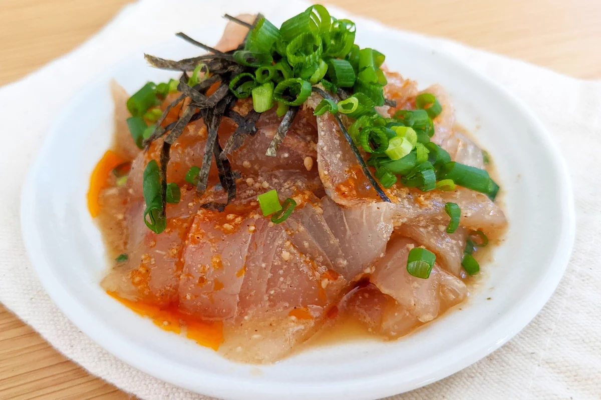 おつまみにぴったり！辛味が最高な「ラー油ごまカンパチ」。