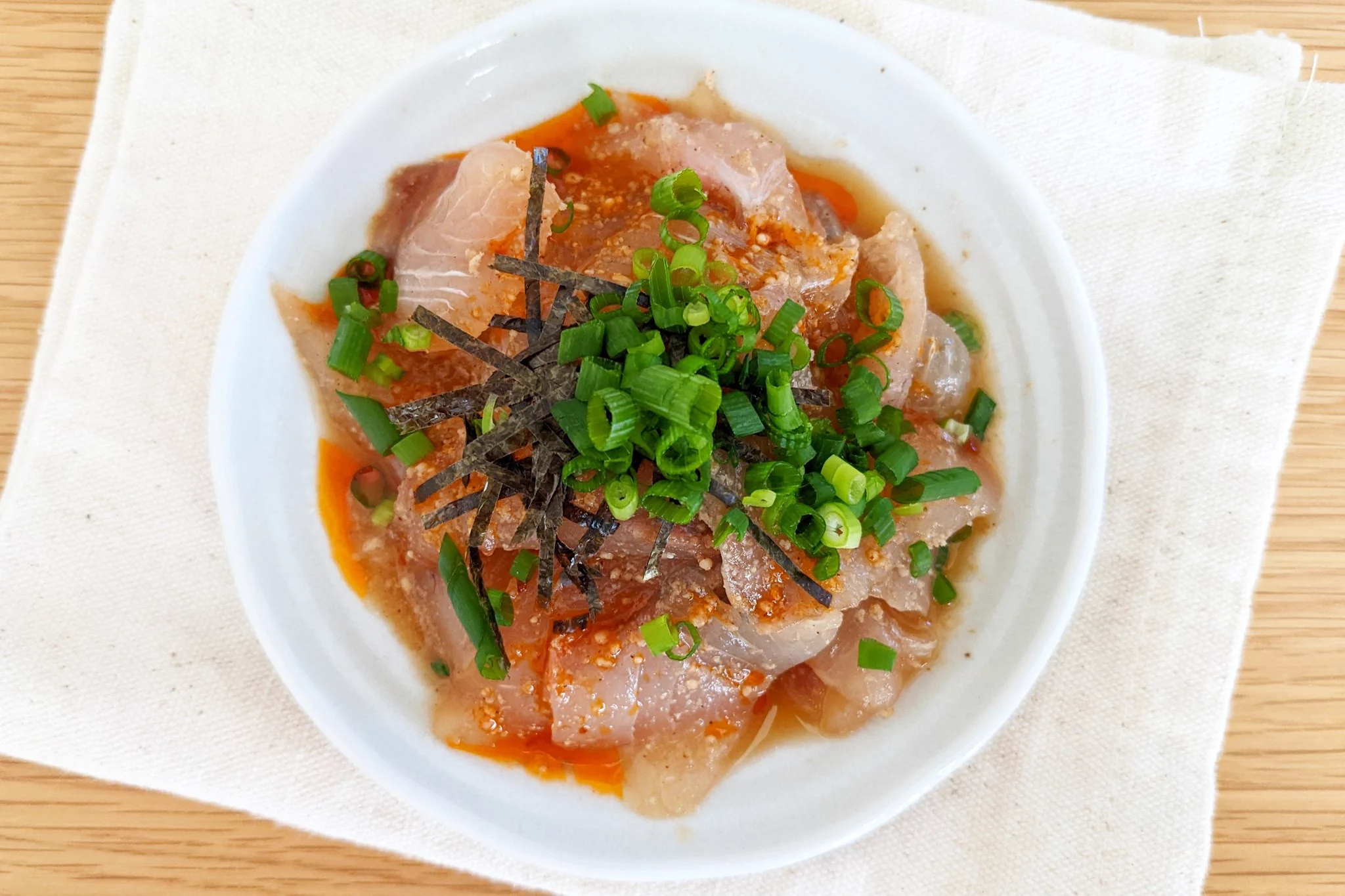 おつまみにぴったり！辛味が最高な「ラー油ごまカンパチ」。