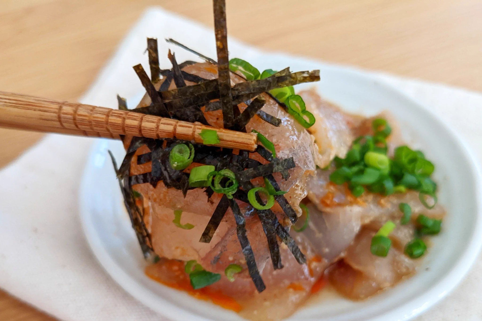おつまみにぴったり！辛味が最高な「ラー油ごまカンパチ」。