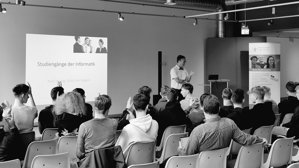 stufu_hszg's tweet photo. 🟡 Jetzt: Gastvorlesung mit
#Informatik- Professor Klaus #ten_Hagen @HochschuleZiGr im #ZCOM Zuse-Computer-Museum @StdtHoyerswerda.
Mit dabei 3️⃣0️⃣ SchülerInnen der Sekundarstufe II vom Leon-Foucault-Gymnasium.
#MINT #Studier_hier
🤝 Danke an ZCOM! (fs) https://t.co/ynEQAqSF0f