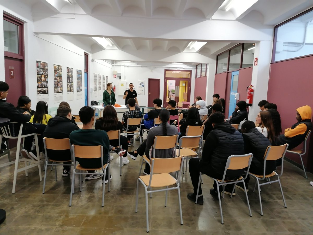 L'Ipunt d'<a href="/lidealojg/">L'Ideal-OJG -Oficina Jove de la Garrotxa-</a> avui és al <a href="/GarrotxaPtt/">PTT GARROTXA</a> explicant la seva tasca als joves. Gràcies per venir i per teixir complicitats amb nosaltres. <a href="/Olotuit/">Ajuntament d'Olot</a> @olotciutatedu @acciocomunitari <a href="/CCGarrotxa/">Consell Comarcal de la Garrotxa</a> <a href="/GarrotxaPro/">GarrotxaPro</a> <a href="/INSLAGARROTXA/">INS LA GARROTXA</a> <a href="/boscdelacoma/">INS Bosc de la Coma</a>