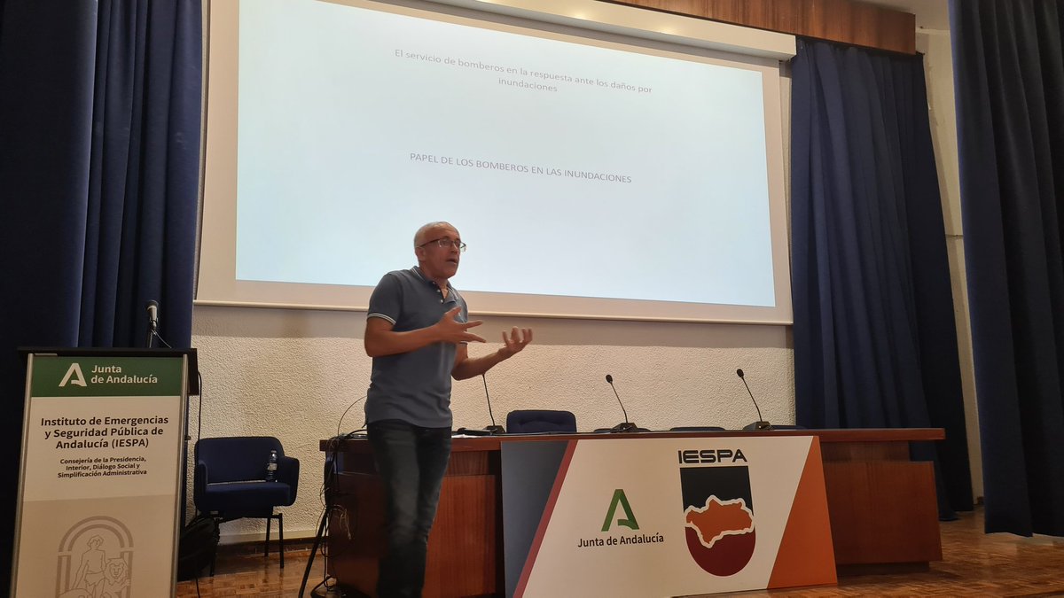 E112Andalucia's tweet photo. #CursoInundaciones @IespaJunta José Antonio Frigolet, oficial de bomberos de @CONSORCIOBOMBER explica el papel de bomberos en inundaciones: coordinación, achique de agua, técnicas de rescate y salvamento, búsqueda, en definitiva: servir al ciudadano y concienciar del riesgo. https://t.co/dldME2dzH8