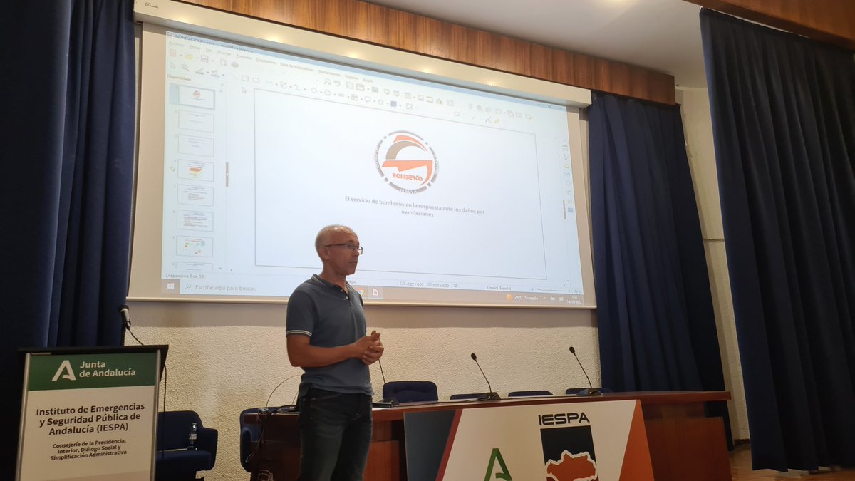 E112Andalucia's tweet photo. #CursoInundaciones @IespaJunta José Antonio Frigolet, oficial de bomberos de @CONSORCIOBOMBER explica el papel de bomberos en inundaciones: coordinación, achique de agua, técnicas de rescate y salvamento, búsqueda, en definitiva: servir al ciudadano y concienciar del riesgo. https://t.co/dldME2dzH8