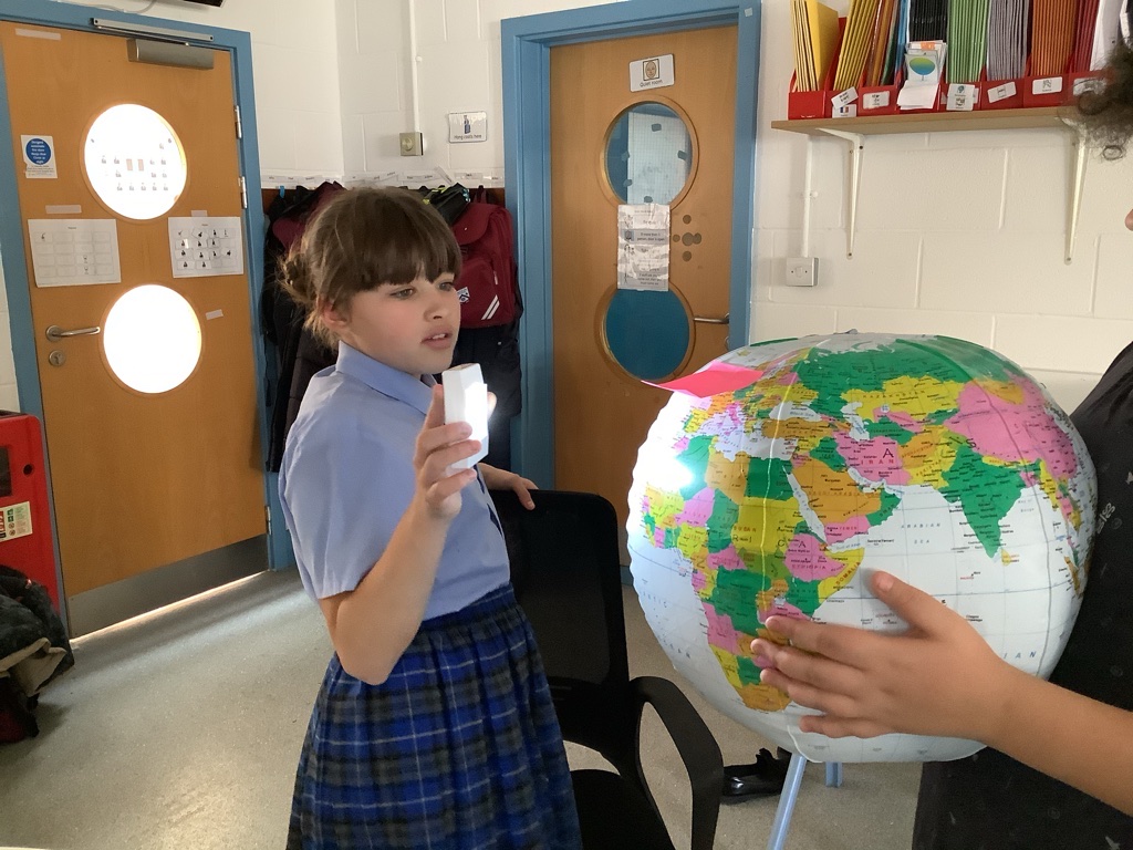 ALS_KS3's tweet photo. Peru class have been learning about the Earth and space in Science this week. They looked at why we have night and day. They also used the light and the globe to demonstrate how the sun shines and how Earth spins on its axis @AbbotsLeaSchool https://t.co/DpiPjbP4tD