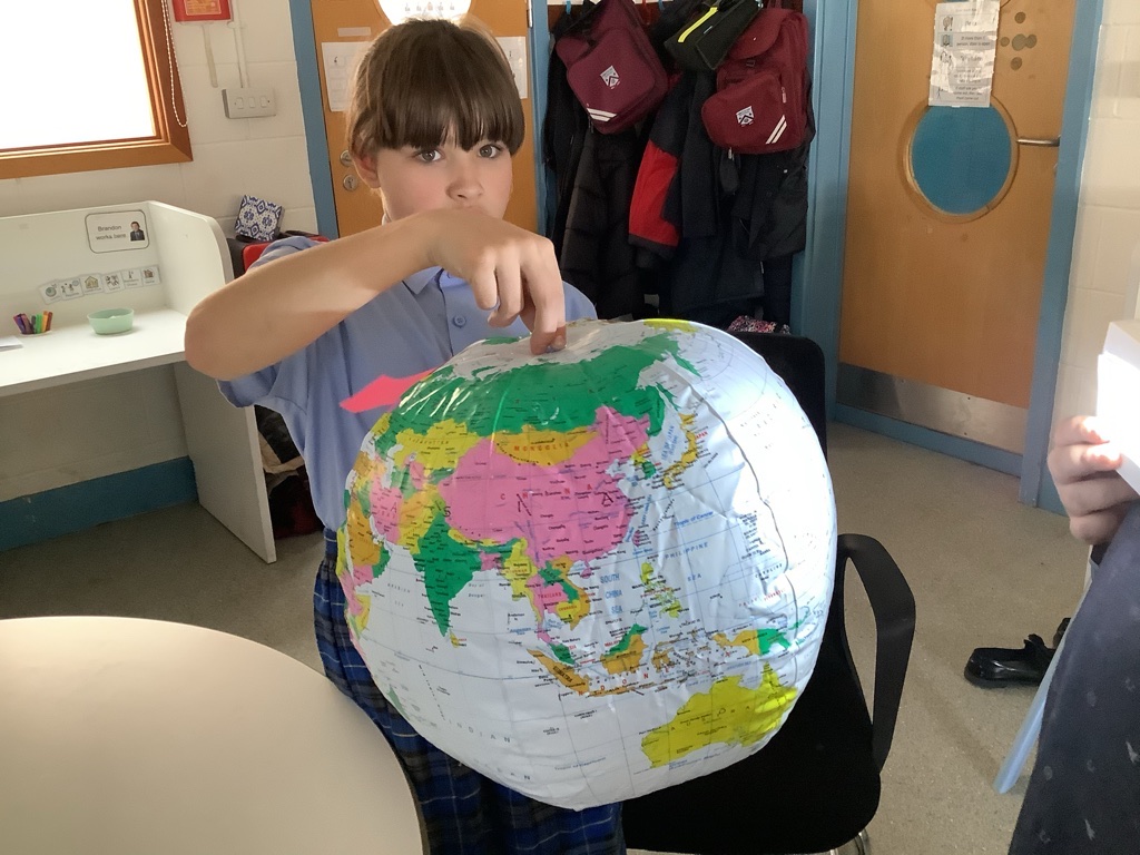 ALS_KS3's tweet photo. Peru class have been learning about the Earth and space in Science this week. They looked at why we have night and day. They also used the light and the globe to demonstrate how the sun shines and how Earth spins on its axis @AbbotsLeaSchool https://t.co/DpiPjbP4tD