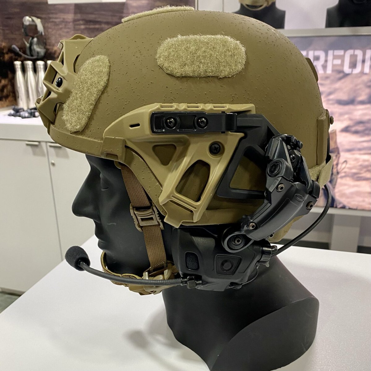 アメリカ陸軍の新型ヘルメットIHPSにアーム式のヘッドセットを