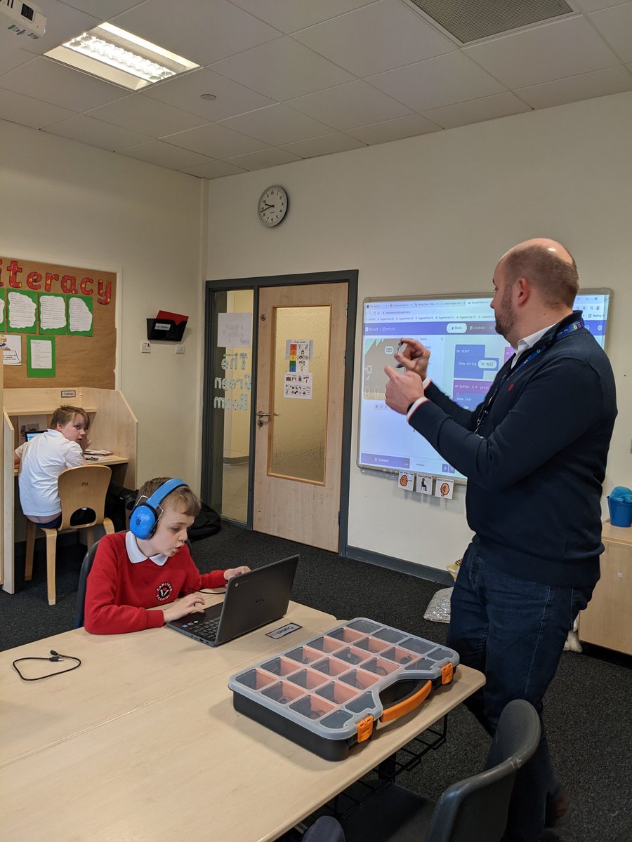 CarlibarCCC's tweet photo. @DigiSchoolsERC Mr Hull taught the green &amp; bronze rooms to use makecode &amp; program a microbit. https://t.co/eWsBDEHnX9