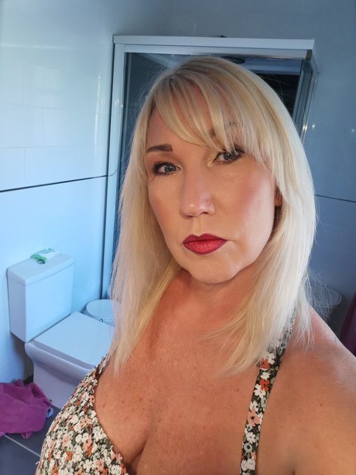 Getting ready to shoot, do you like my lipstick? Would you like to kiss me 💋💄😍 https://t.co/VamkTELY5u