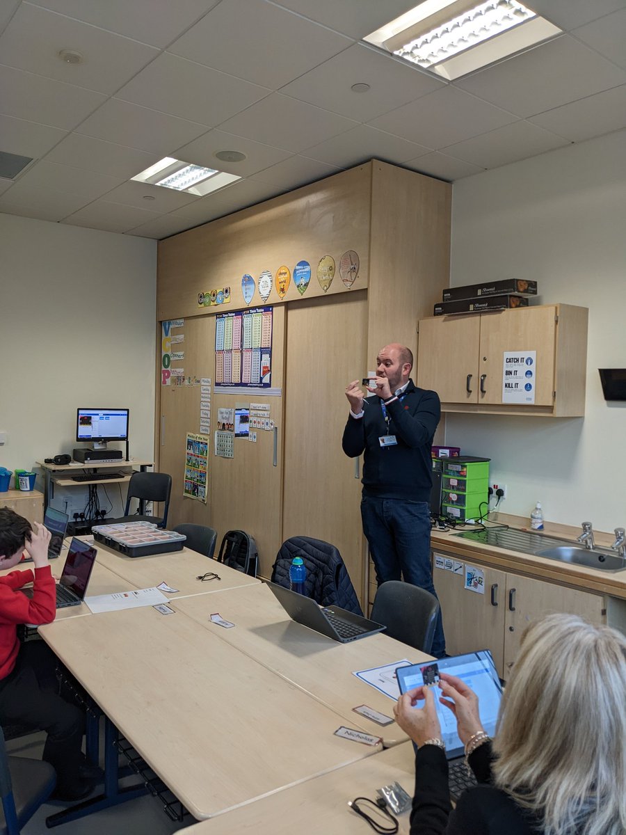 CarlibarCCC's tweet photo. @DigiSchoolsERC Mr Hull taught the green &amp; bronze rooms to use makecode &amp; program a microbit. https://t.co/eWsBDEHnX9