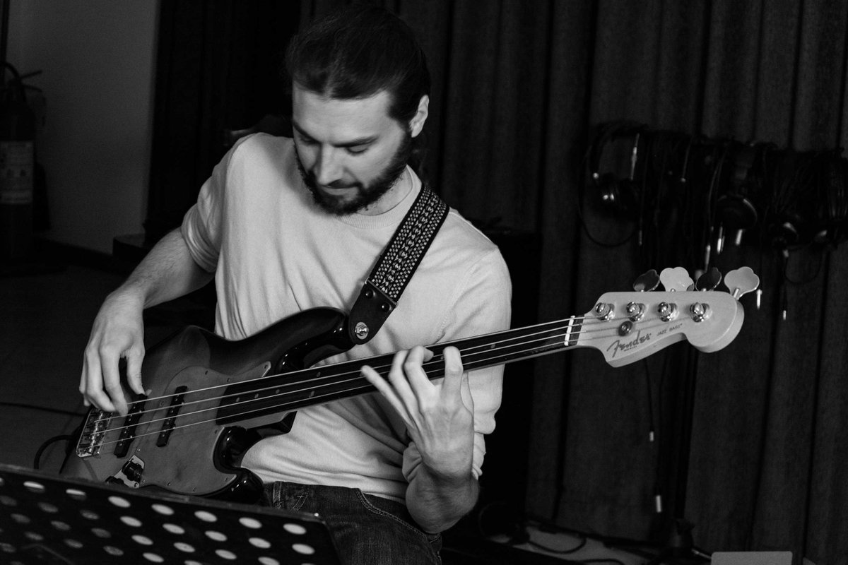 ph <a href="/_map_k_/">Leonardo Corgna</a>

youtu.be/Vlf-fDnYzXE

#iching #bookofchanges #librodeimutamenti #bass #jazzbass #fender #rotosound #bassplayer #bassplayersunited #fretless #fretlessbass #bassporn #groove #worldmusic #musician #talentedmusicians #recordingstudio #soundtrack #meditation #Jazz