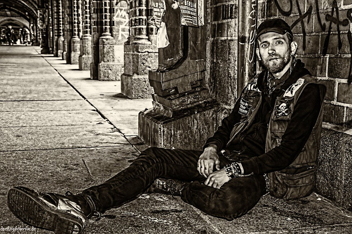 ohneLindgren's tweet photo. Wieder ein Bild aus unserem Archiv.
"Jeder hat das Recht, auf ein gescheiterte Leben". - Johnny.
Ein wunderbarer, herzlicher und intelligenter Punk, der auf der Straße lebt. #Punkisnotdead
#DitisBerlin
#Mensch
#offenesHerz https://t.co/2dKelrvEPt