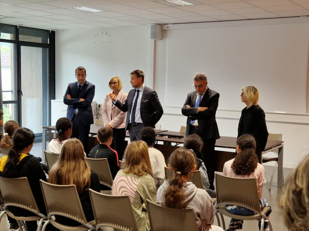 OlivierWambecke's tweet photo. Pour ne jamais oublier : minute de silence en hommage à #SamuelPaty au collège Daguerre de Cormeilles-en Parisis. Un temps de recueillement solennel et partagé avec la communauté éducative, suivi d'échanges approfondis. Merci aux élèves, aux équipes et aux personnalités présentes https://t.co/mCf2H50SlO