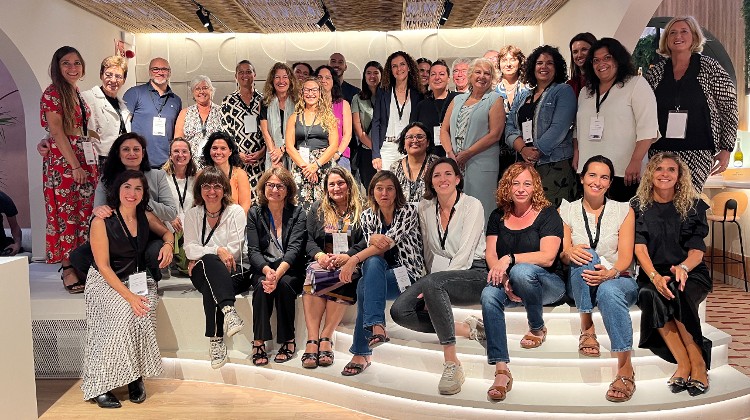 emprencat's tweet photo. ♀️ Entre 2020-2022, el Grup de Treball Dona i Empresa, format per 46 entitats, ha promogut l’#emprenedoria femenina a Catalunya de manera col·laborativa. 
🎙️Els testimonis del programa resumeixen les fites assolides:

🎦https://t.co/0TG0ar5bMP

#GTDE #síquenhiha #DonaEmprèn https://t.co/0pR0NaL07J