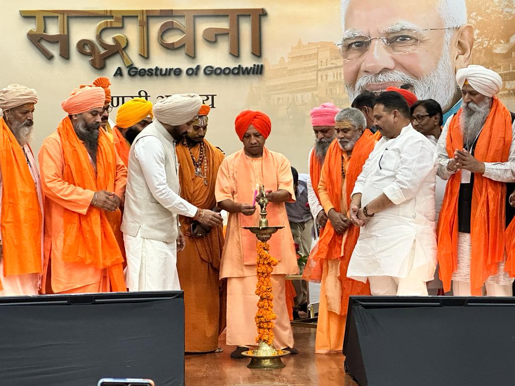 satnamsandhuchd's tweet image. Shri @myogiadityanath Ji inaugurating the &quot; Sadbhavana - A Gesture of Goodwill &quot; event at Varanasi in the presence of religious dignitaries from Hindu &amp;amp; Sikh samaj.

#Sadbhavanavaranasi
