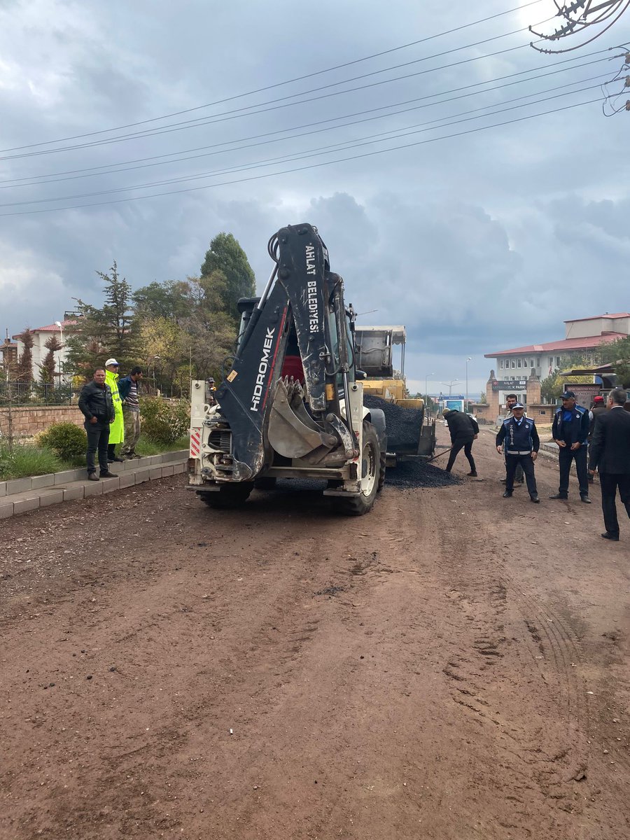 🚧 Yol yapım bakım ve onarım çalışmaları kapsamında ana yollarımızda sıcak asfalt  uygulama ve serimi çalışmalarımızda sona yaklaşıyoruz.
Herşey daha güzel bir Ahlat için...