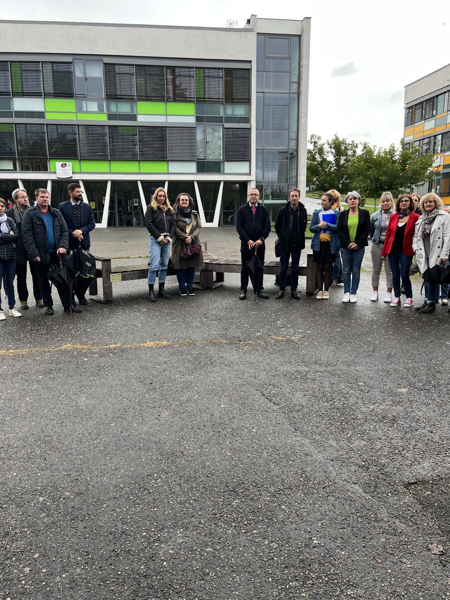 Minute de silence en hommage à Samuel PATY pour l’équipe administrative devant le banc de la laïcité