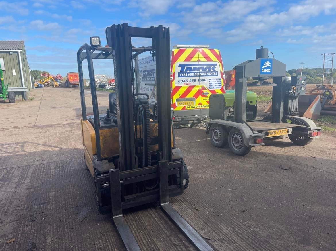 TanvicGrantham's tweet photo. Solid forklift tyre press out working in Leicestershire #tyre #tyres #solid #solidtyres #forklift #Leicestershire #load #loading #Camso #press #service #Tanvic #fitting https://t.co/FnaUnN2rdA