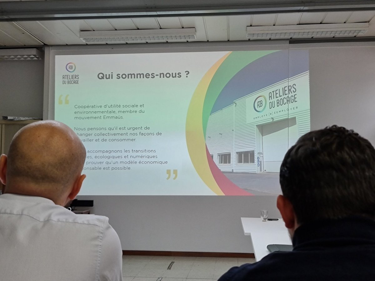 OrangeStoreOff's tweet photo. 🟢 En direct des #AteliersDuBocage, dans les #DeuxSèvres, notre partenaire privilégié dans le recyclage des mobiles, pour visiter et échanger sur la manière dont sont recyclés les mobiles, ainsi que sur nos enjeux sociétaux, avec les équipes de @S_lebriss #PaysDeLaLoire. https://t.co/YVTN2FkmFK