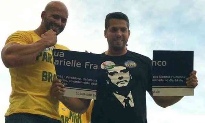 WalterHarry13's tweet photo. Marielle Franco, negra, LGBT, socióloga, defensora dos Direitos Humanos e vereadora do Rio: foi assassinada num atentado,  13 tiros atingiram seu veículo.

Bolsonaristas quebram a placa feita em sua homenagem e comemoram.

O Brasil precisa mudar.

No dia das eleições, aperte 13 ! https://t.co/UZQqXfm8w5