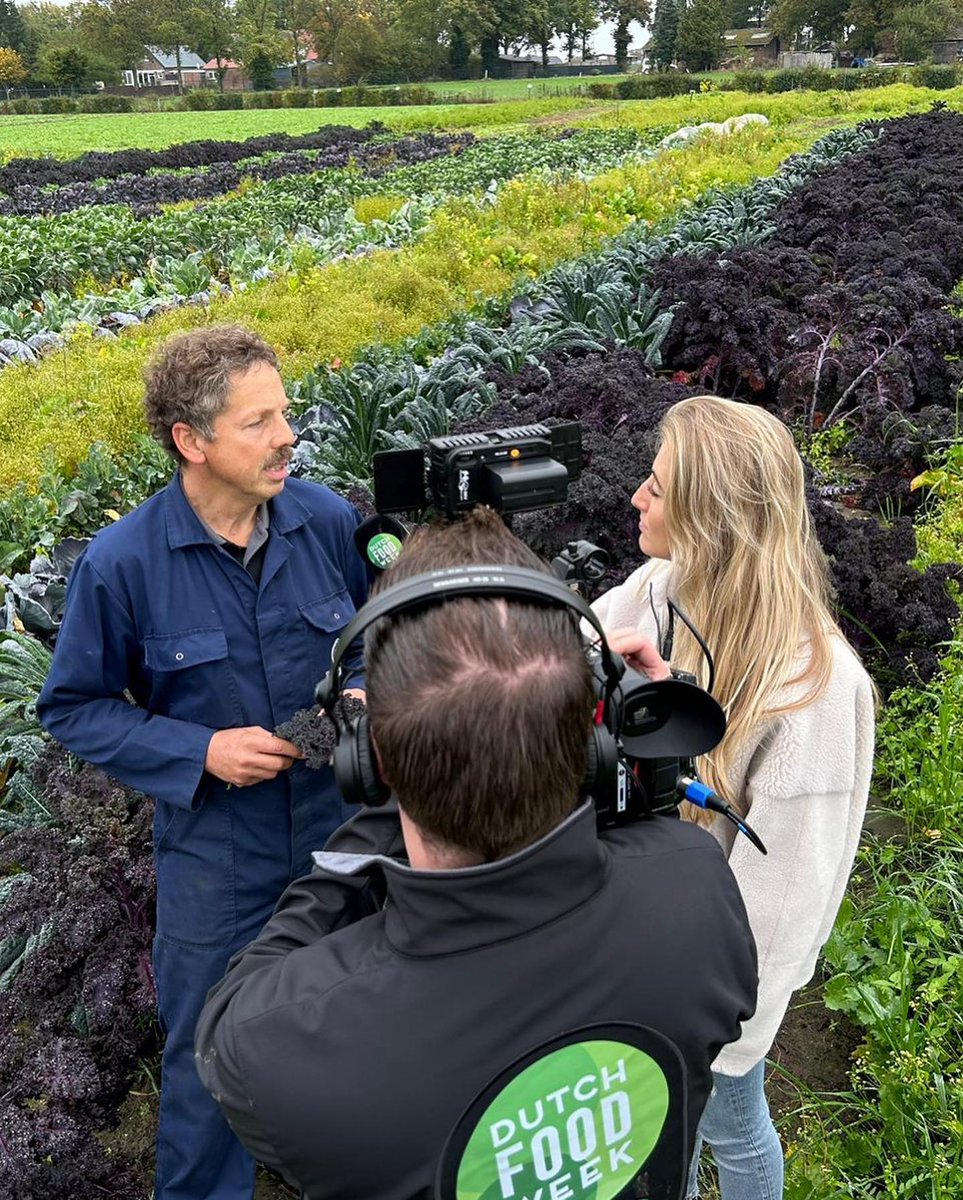 Vandaag vindt de uitreiking van de Waarde-Ring 2022 plaats! Vanuit de provincie Noord-Brabant namen Henk Kerkers van <a href="/BijzBrabants/">Bijzonder Brabants</a> en <a href="/klasseboeren/">Klasseboeren</a>, Delila Sayd van @St_Eetschap en Bram Romme van @HolyCowNL de Waarde-Ring 2022 in ontvangst.