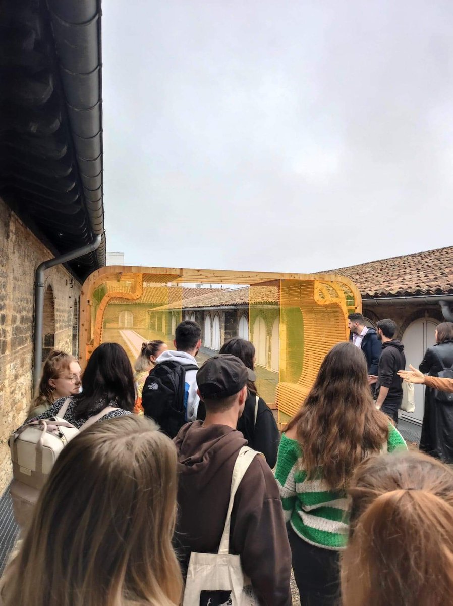 ISIC_MasterGene's tweet photo. Découverte de l’exposition Le tour du jour en 80 mondes de Sandra Patron au @CAPCmusee 

Nos étudiants se sont plongés dans les œuvres exposés via l’utilisation de l’outil de médiation À chacun•e son sens, développé par Julie Pécune 

@UBMontaigne @MinistereCC @bordeaux https://t.co/rXEth1WHop