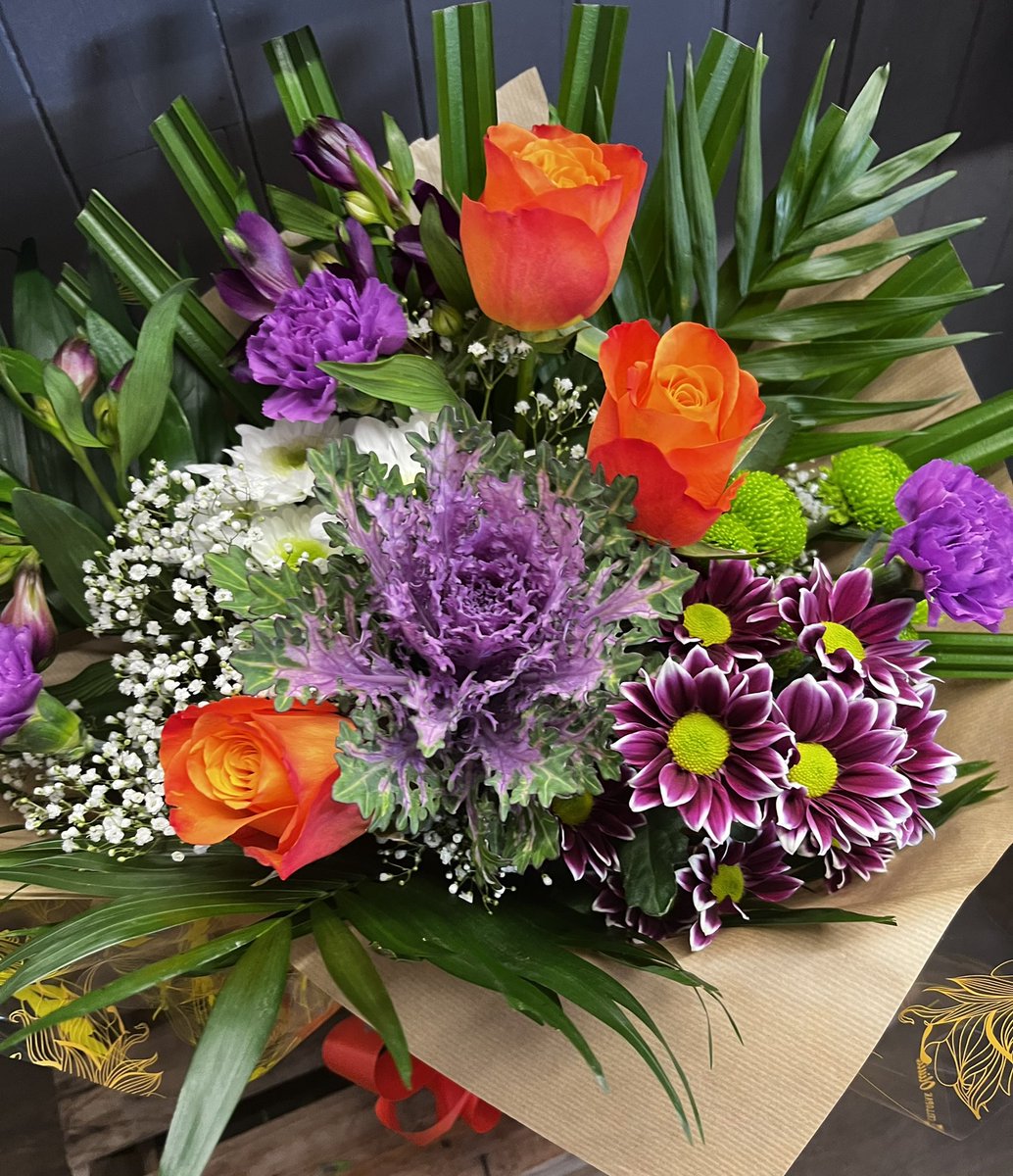 RosepetalsF's tweet photo. Start the weekend with a smile 😀 
#hinckley #burbage #barwell #earlshilton #stoneystanton #stokegolding #elmesthorpe #wolvey #marketbosworth #sapcote #nuneaton #stapleton #hinckleyafc #fosse107 #fennydrayton #flowersmakemehappy   #flowersofinstagram  #wonderfulhinckley https://t.co/xxdLuPPgy3