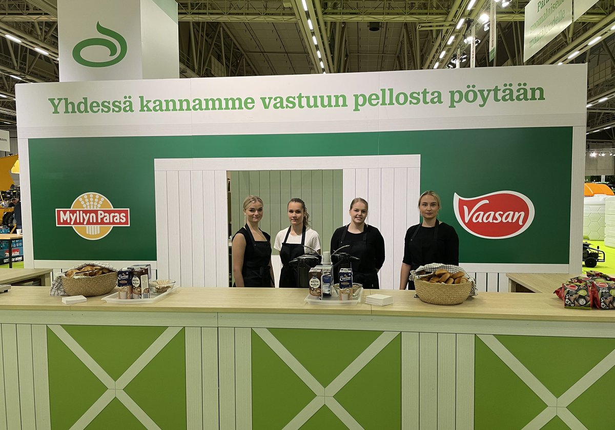 Kollegat <a href="/LantmannenAgro/">Lantmännen Agro</a> <a href="/MarjoHanne/">Marjo Keskikastari</a> ovat rakentaneet upean messuosaston! Mukana osastolla Lantmännen-perhettä laajemminkin <a href="/VaasanSuomi/">Vaasan</a> ja <a href="/MyllynParasFi/">Myllyn Paras brändi</a> maistiaisten myötä 🌾🚜🍞🍩 #pellostapöytään <a href="/lantmannen/">Lantmännen</a> #MaatalousKonemessut