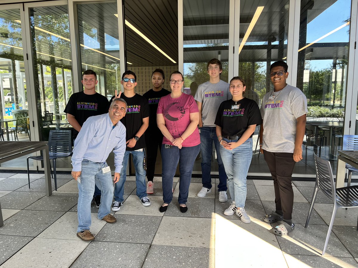 AlvinISD's tweet photo. Amazing time showcasing the @AlvinISDSTEMBus to @HP staff &amp;managers! Our STEM Bus High School Interns did an awesome job showcasing it and networking with the HP staff while touring their headquarters. Grateful for these opportunities for our students to learn about STEM careers! https://t.co/Xq9AUlV5JT
