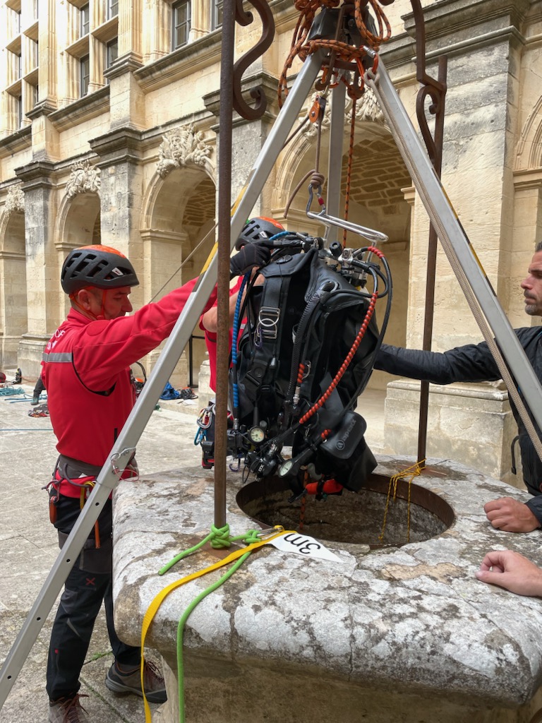 sdis26's tweet photo. Manœuvre en surface non libre (SNL) de l'équipe de plongeur du SDIS 26 dans la réserve d'eau du château de Suze-la-Rousse. Le GMSP était également présent pour la mise en place d'un dispositif permettant de faire descendre et remonter les plongeurs ainsi que leur scaphandre🤿 https://t.co/gFCGTaEgVS