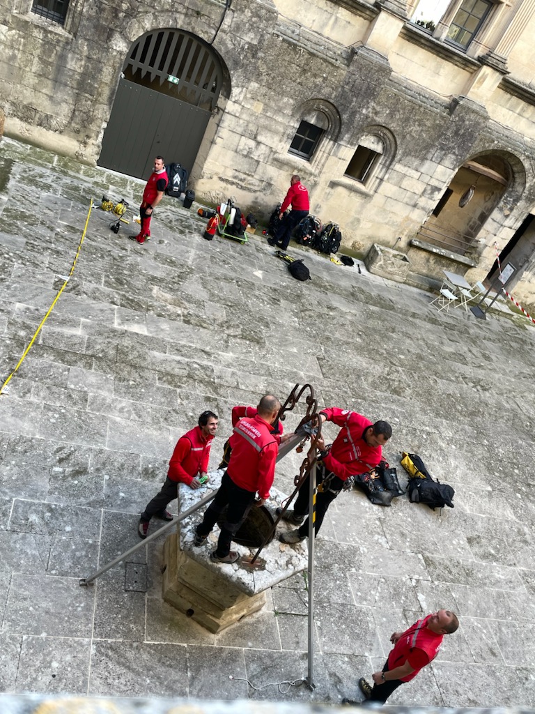 sdis26's tweet photo. Manœuvre en surface non libre (SNL) de l'équipe de plongeur du SDIS 26 dans la réserve d'eau du château de Suze-la-Rousse. Le GMSP était également présent pour la mise en place d'un dispositif permettant de faire descendre et remonter les plongeurs ainsi que leur scaphandre🤿 https://t.co/gFCGTaEgVS