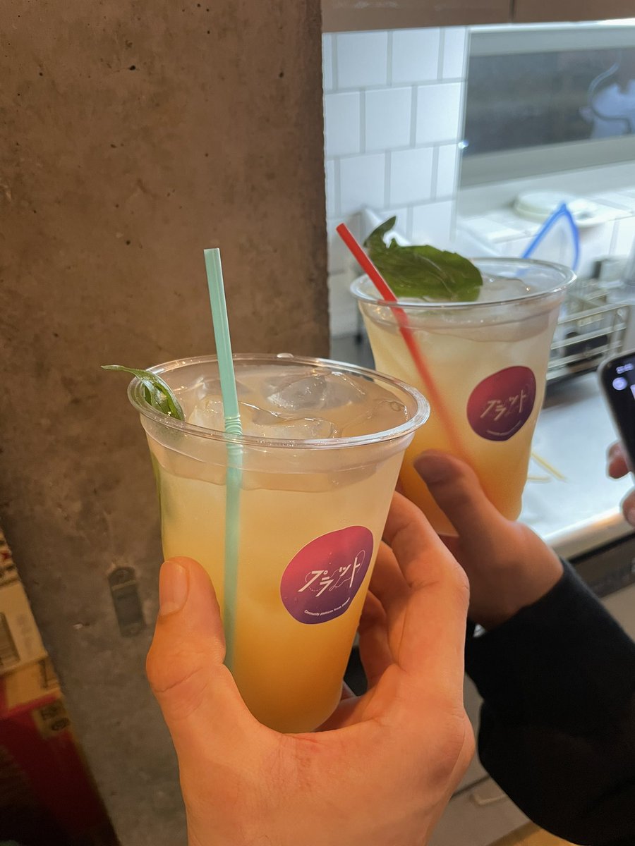 plat_prmo's tweet photo. スタッフたちの乾杯♡ https://t.co/8EKwod84Zr